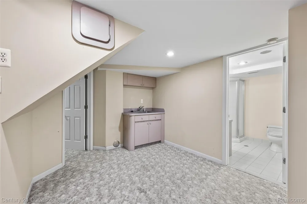 5237 Royal Vale Lane Dearborn City, MI 48126