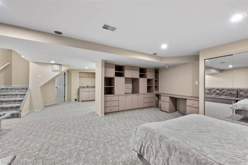 5237 Royal Vale Lane Dearborn City, MI 48126