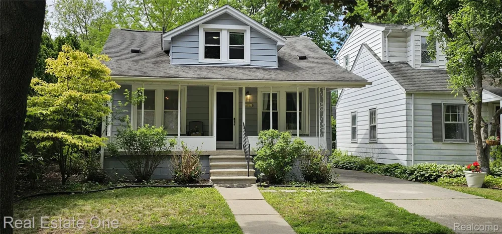 2073 Roslyn Road Grosse Pointe Woods City, MI 48236