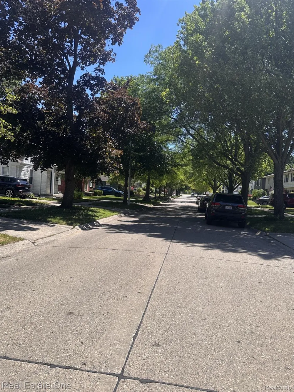 2073 Roslyn Road Grosse Pointe Woods City, MI 48236