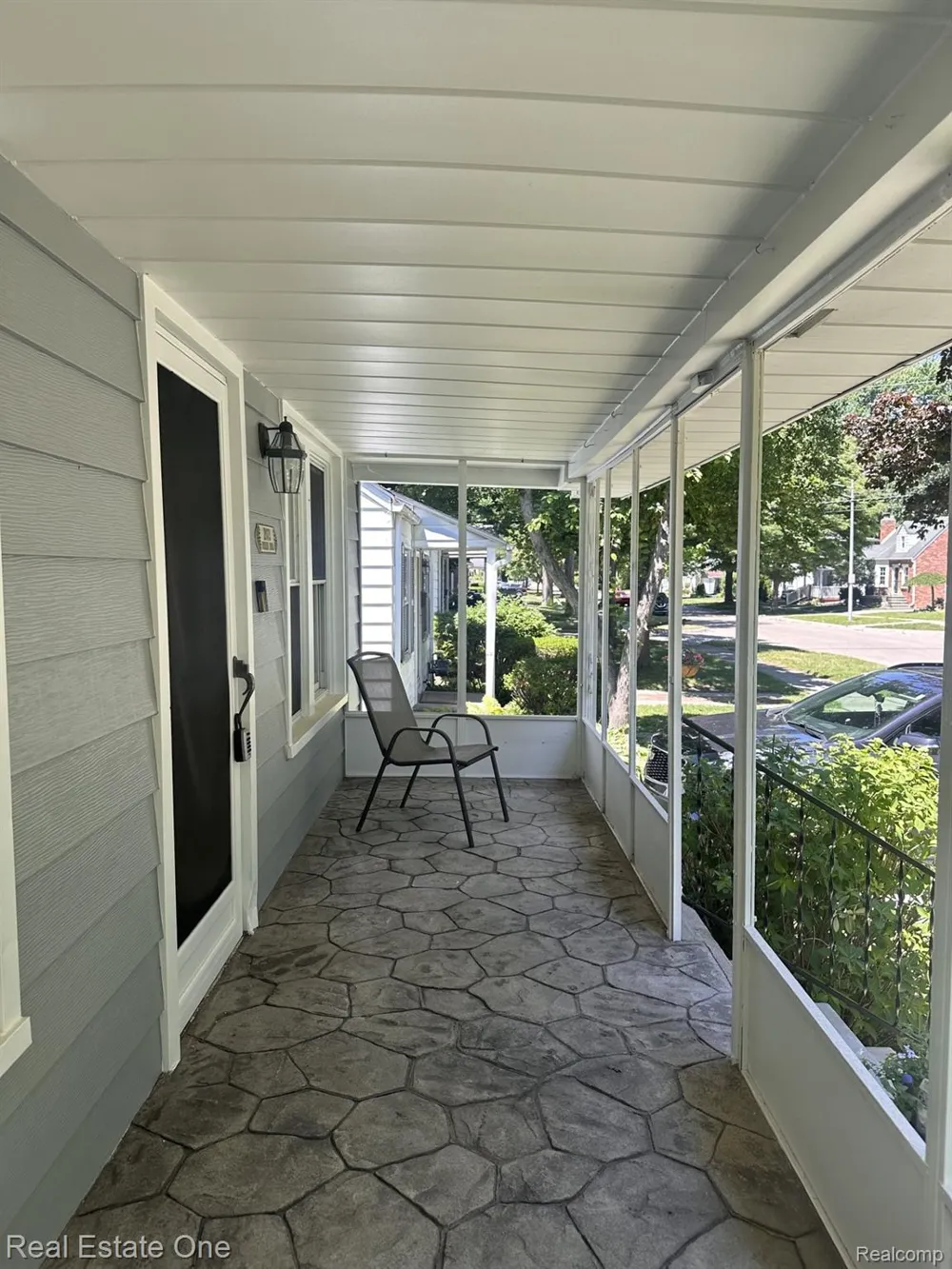 2073 Roslyn Road Grosse Pointe Woods City, MI 48236