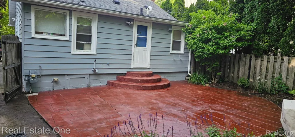2073 Roslyn Road Grosse Pointe Woods City, MI 48236