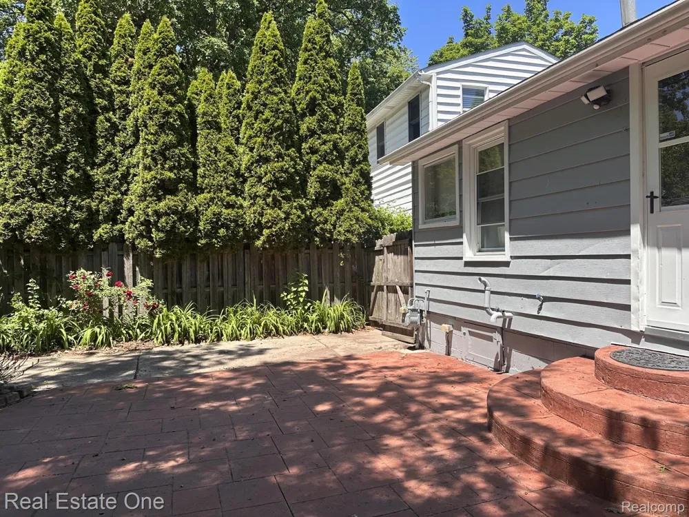 2073 Roslyn Road Grosse Pointe Woods City, MI 48236