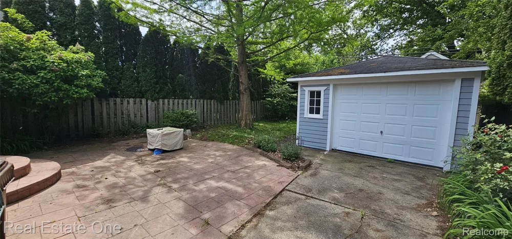 2073 Roslyn Road Grosse Pointe Woods City, MI 48236