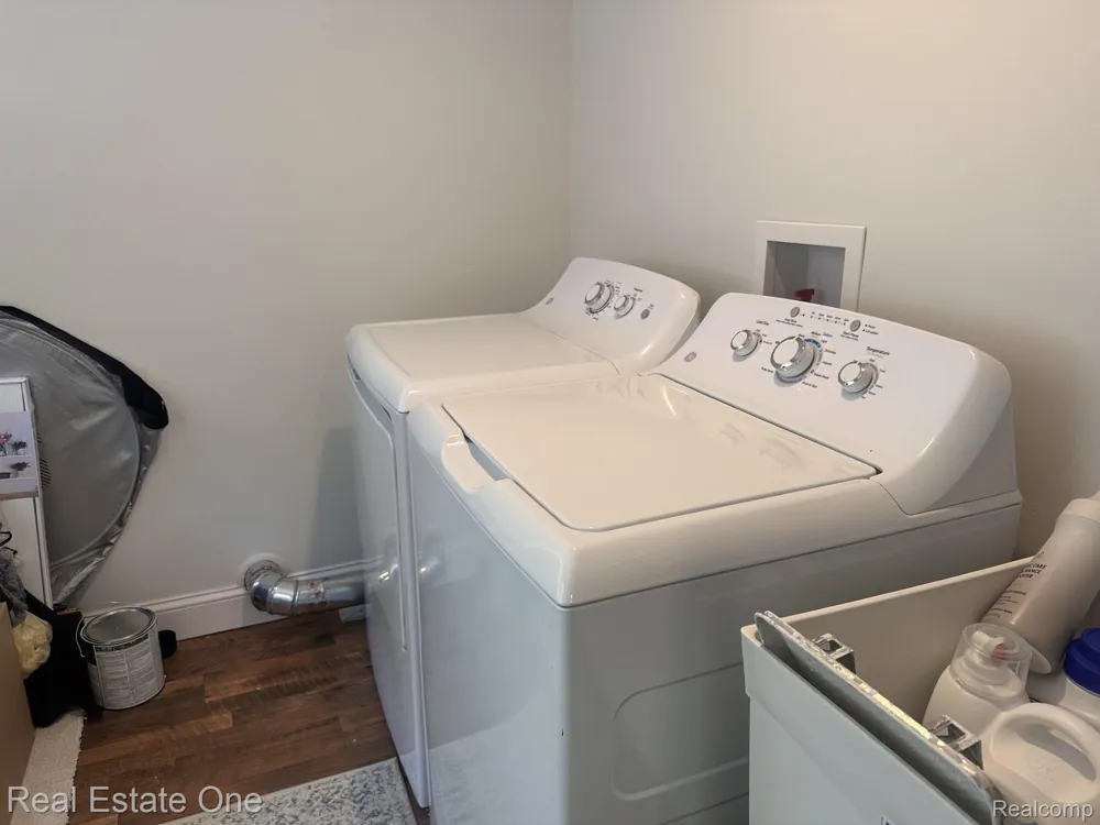 2073 Roslyn Road Grosse Pointe Woods City, MI 48236
