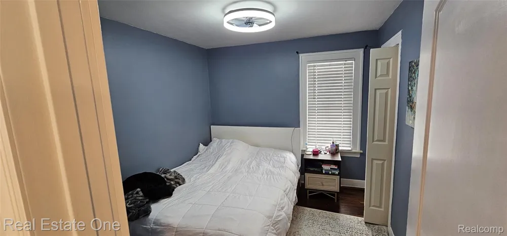 2073 Roslyn Road Grosse Pointe Woods City, MI 48236