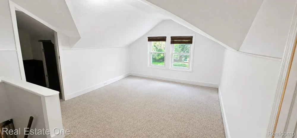 2073 Roslyn Road Grosse Pointe Woods City, MI 48236