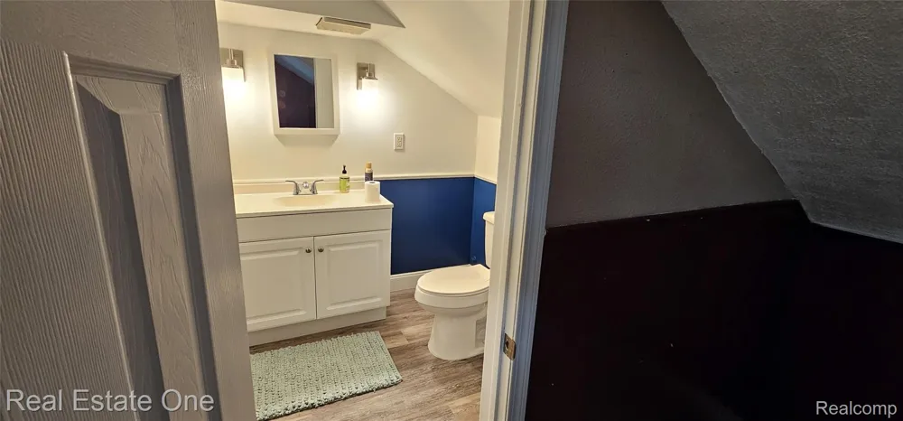 2073 Roslyn Road Grosse Pointe Woods City, MI 48236