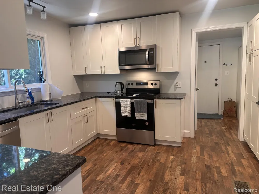 2073 Roslyn Road Grosse Pointe Woods City, MI 48236