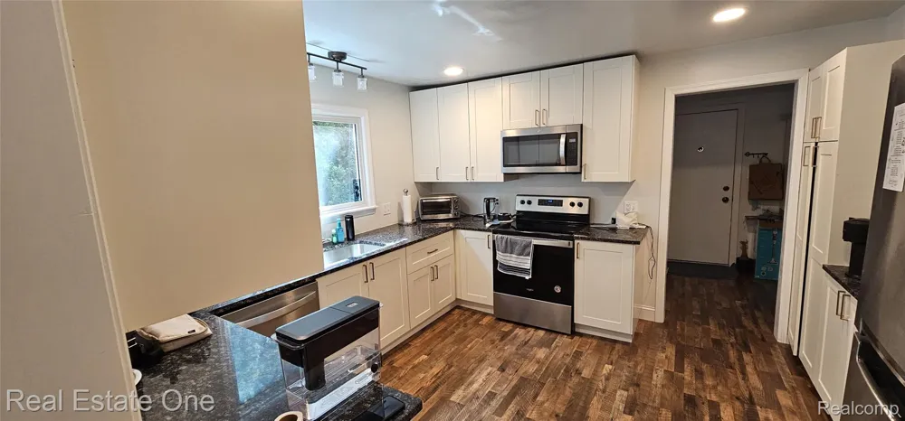 2073 Roslyn Road Grosse Pointe Woods City, MI 48236