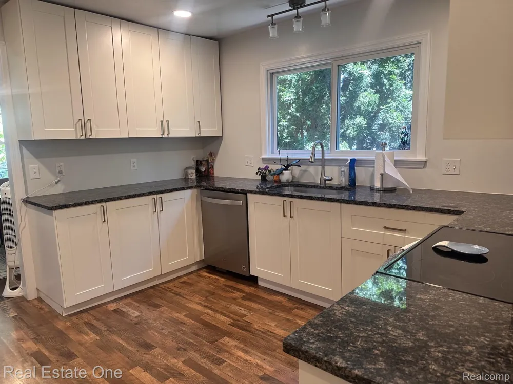 2073 Roslyn Road Grosse Pointe Woods City, MI 48236