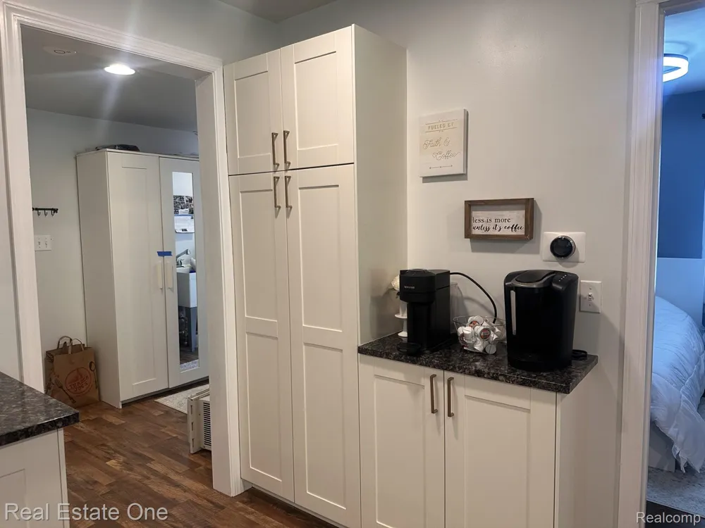 2073 Roslyn Road Grosse Pointe Woods City, MI 48236