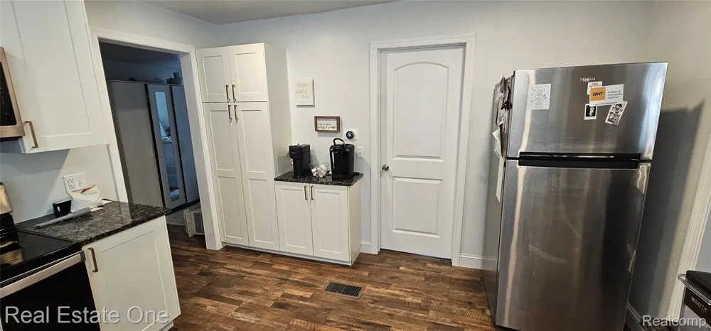2073 Roslyn Road Grosse Pointe Woods City, MI 48236