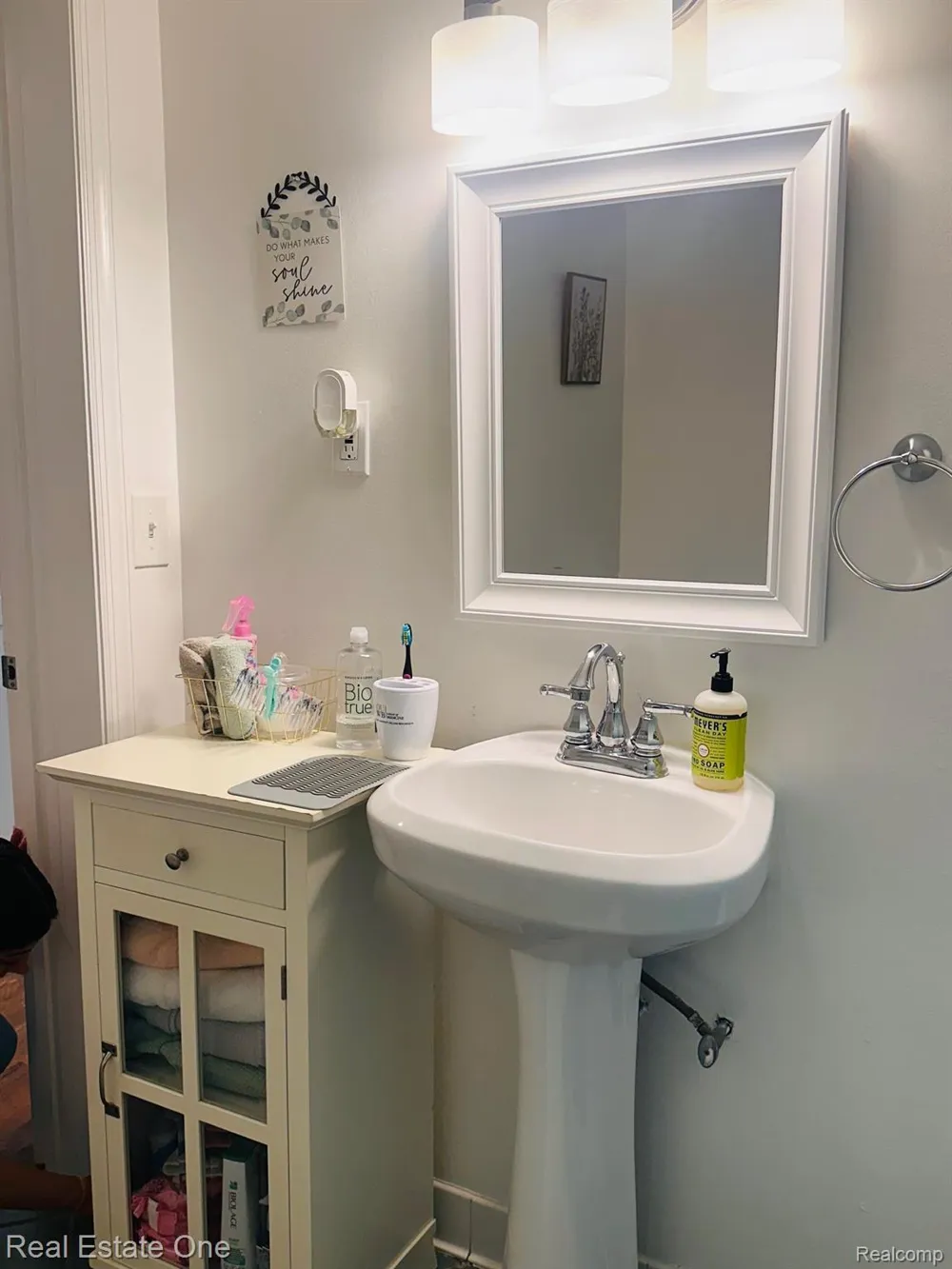 2073 Roslyn Road Grosse Pointe Woods City, MI 48236