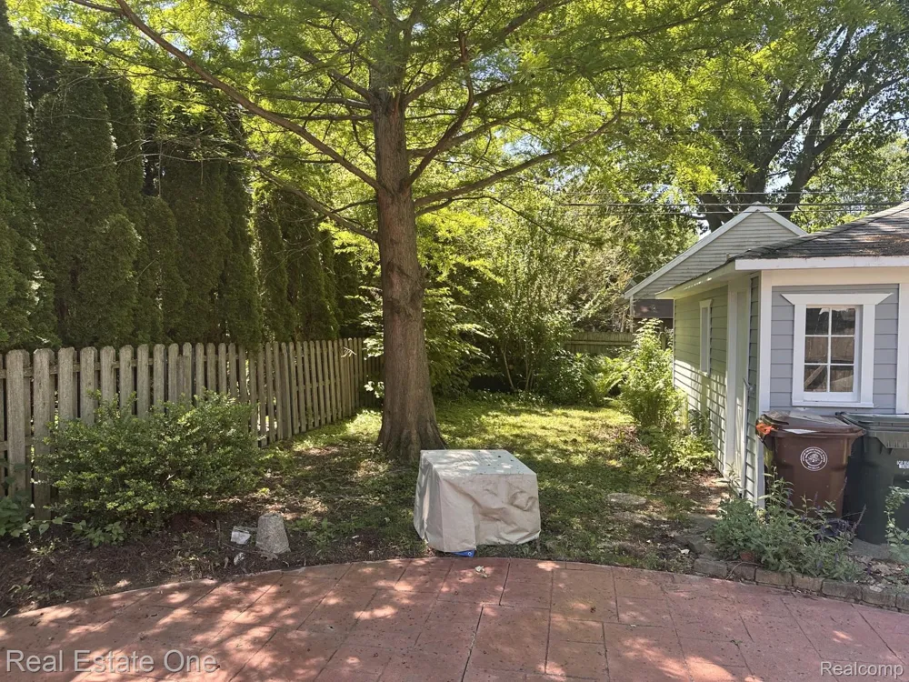 2073 Roslyn Road Grosse Pointe Woods City, MI 48236