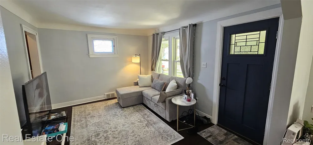 2073 Roslyn Road Grosse Pointe Woods City, MI 48236