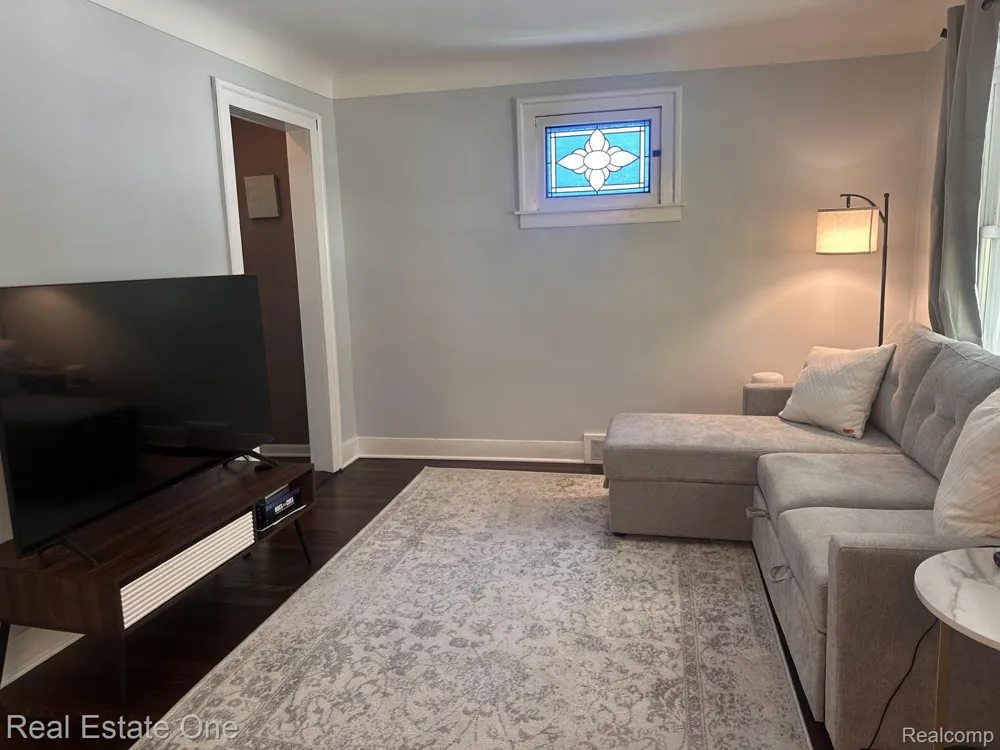 2073 Roslyn Road Grosse Pointe Woods City, MI 48236