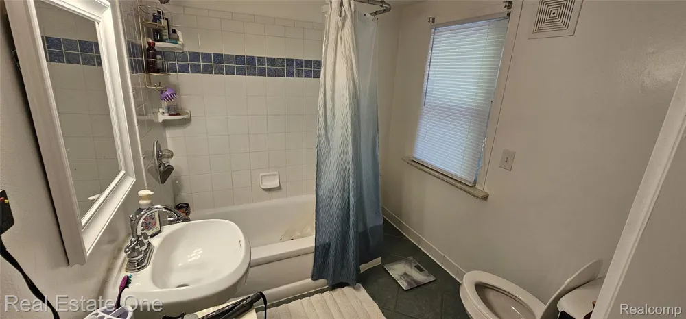 2073 Roslyn Road Grosse Pointe Woods City, MI 48236