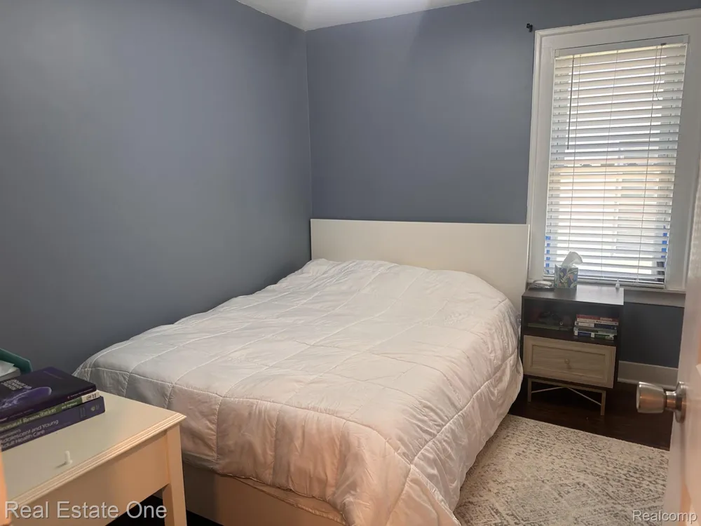 2073 Roslyn Road Grosse Pointe Woods City, MI 48236