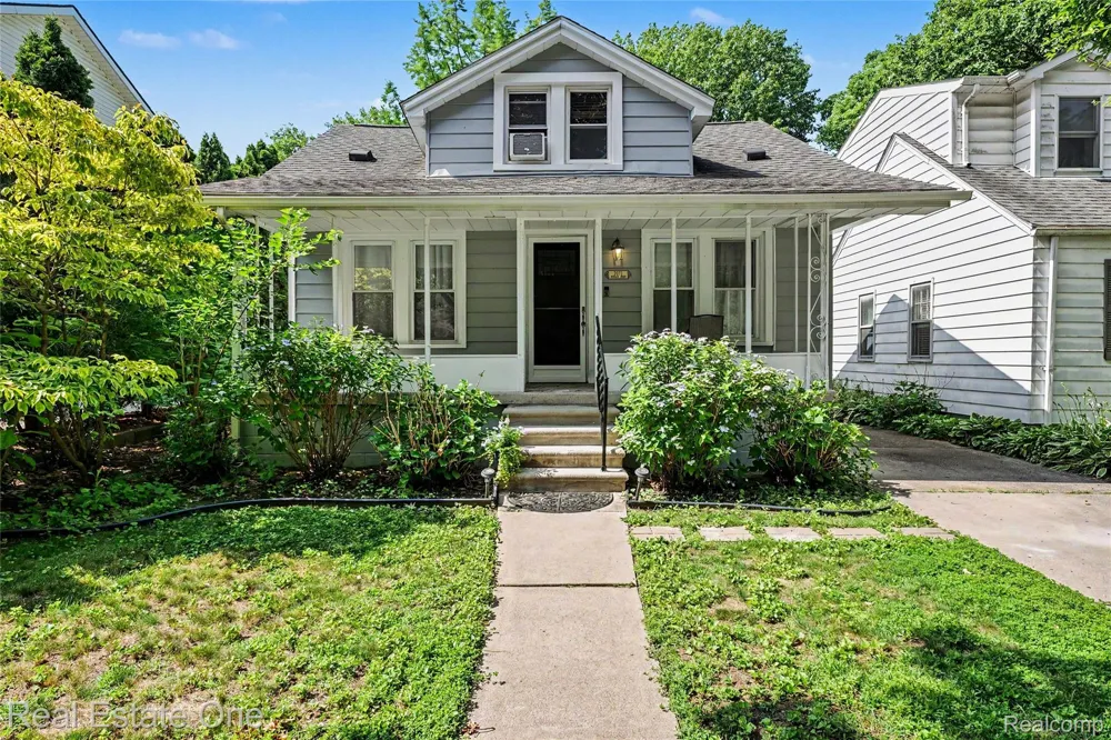 2073 Roslyn Road Grosse Pointe Woods City, MI 48236