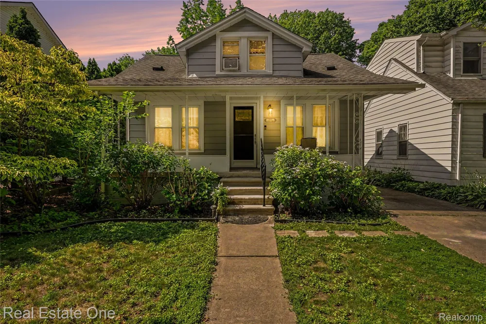 2073 Roslyn Road Grosse Pointe Woods City, MI 48236