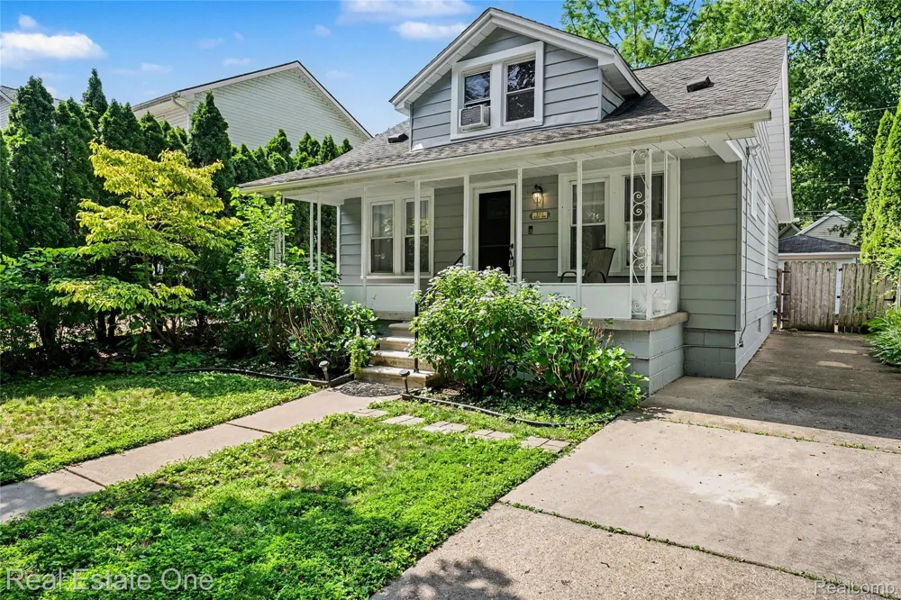 2073 Roslyn Road Grosse Pointe Woods City, MI 48236