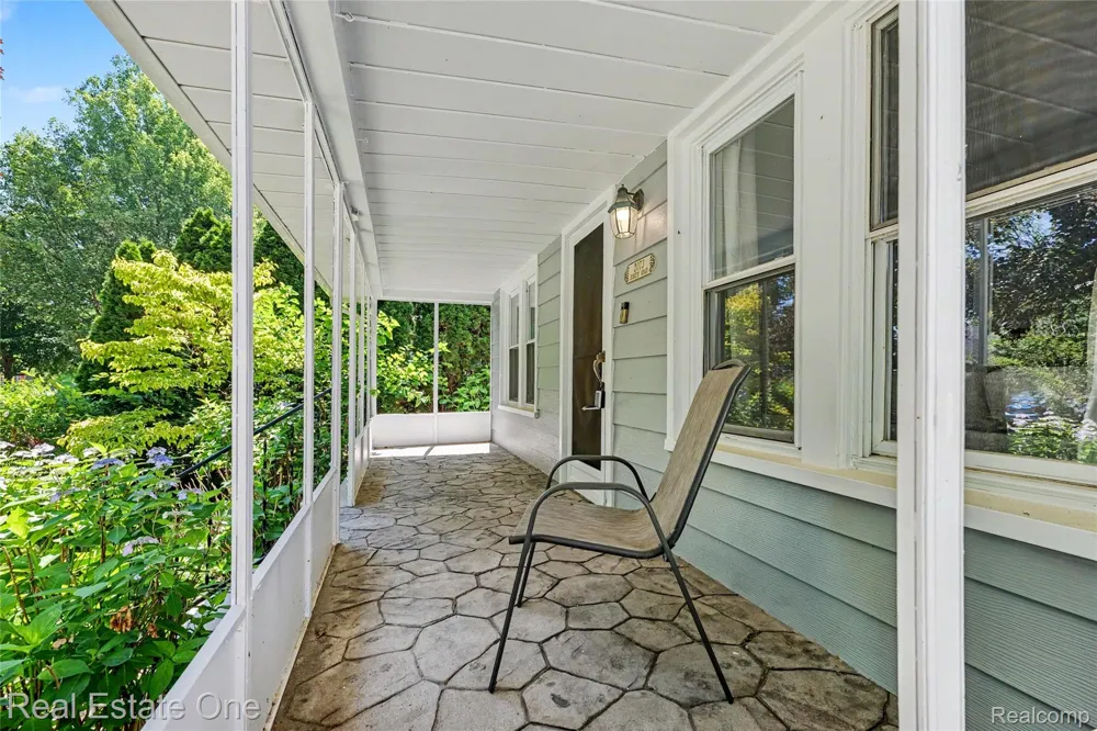 2073 Roslyn Road Grosse Pointe Woods City, MI 48236