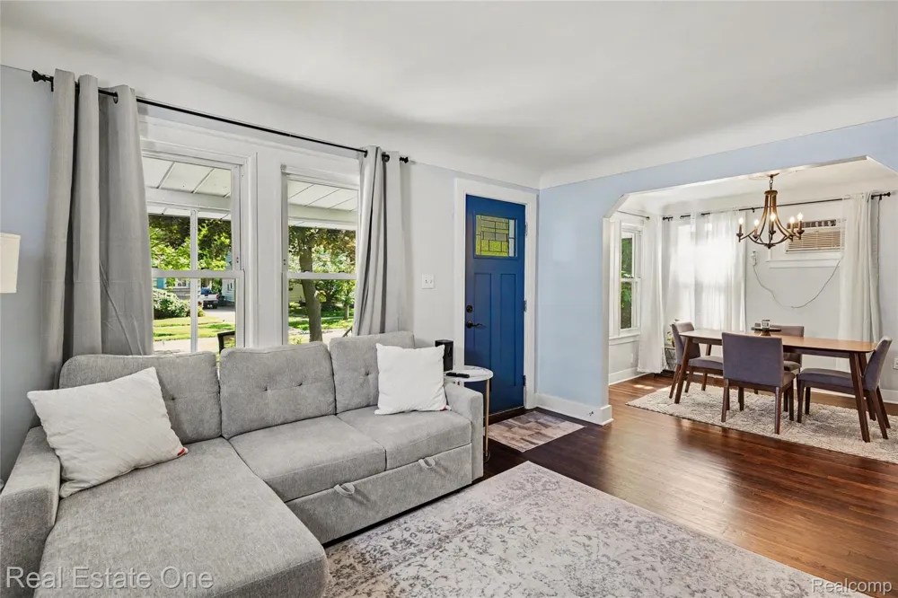 2073 Roslyn Road Grosse Pointe Woods City, MI 48236