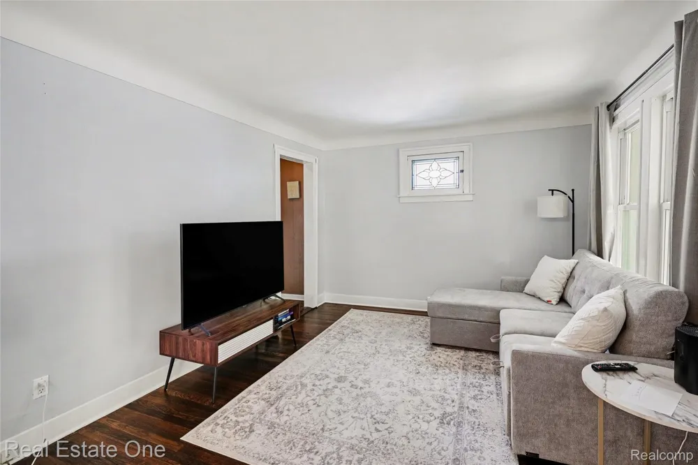 2073 Roslyn Road Grosse Pointe Woods City, MI 48236
