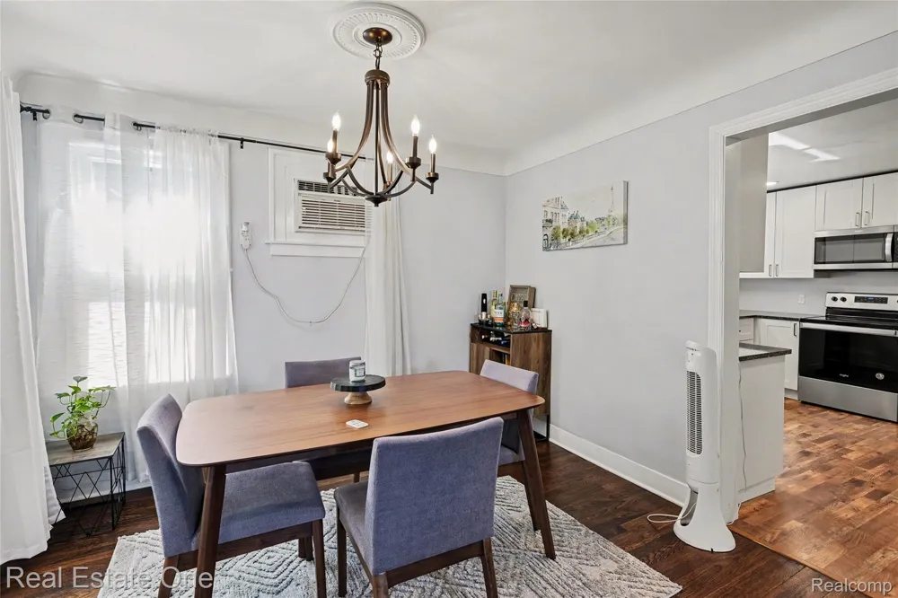 2073 Roslyn Road Grosse Pointe Woods City, MI 48236