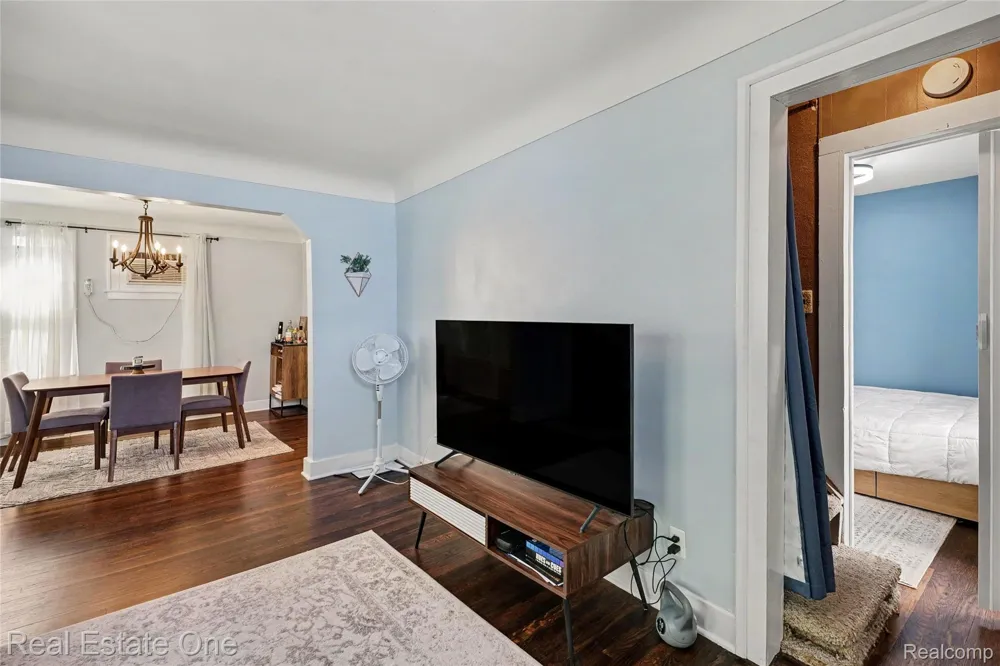 2073 Roslyn Road Grosse Pointe Woods City, MI 48236