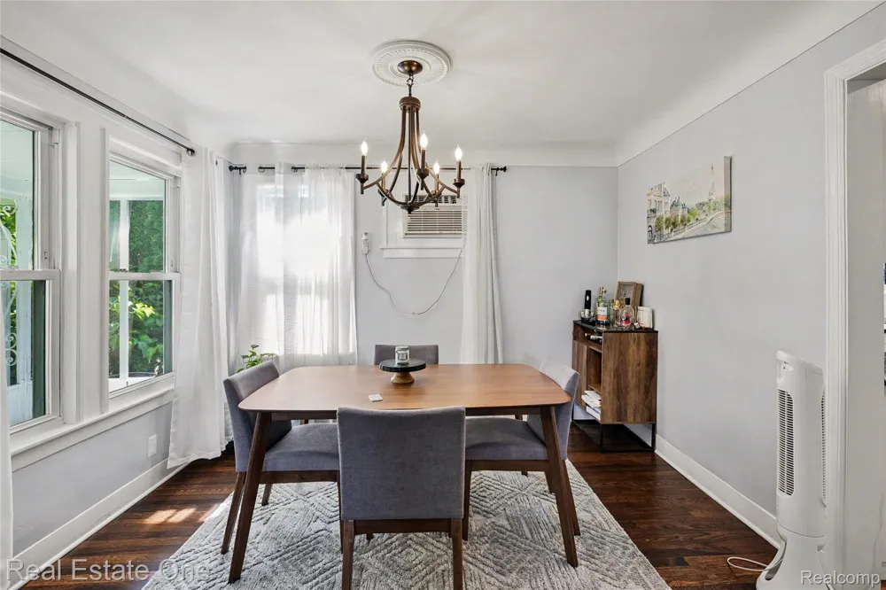 2073 Roslyn Road Grosse Pointe Woods City, MI 48236
