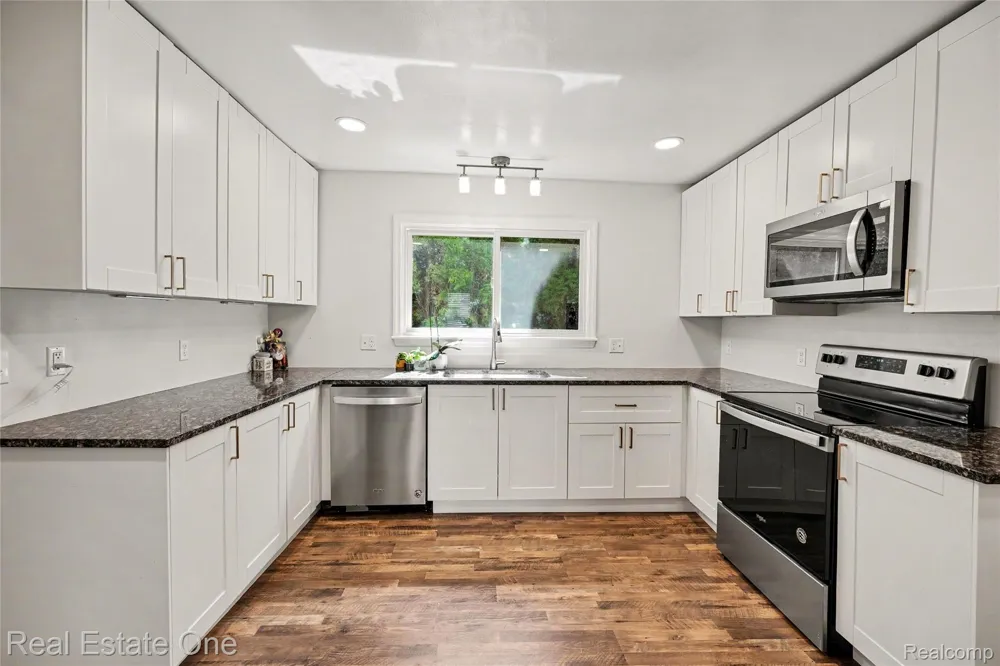 2073 Roslyn Road Grosse Pointe Woods City, MI 48236