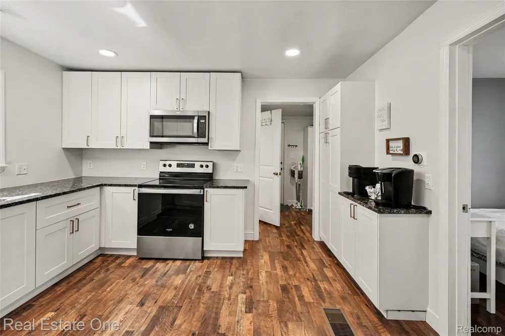 2073 Roslyn Road Grosse Pointe Woods City, MI 48236