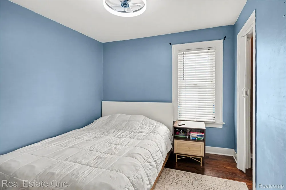 2073 Roslyn Road Grosse Pointe Woods City, MI 48236