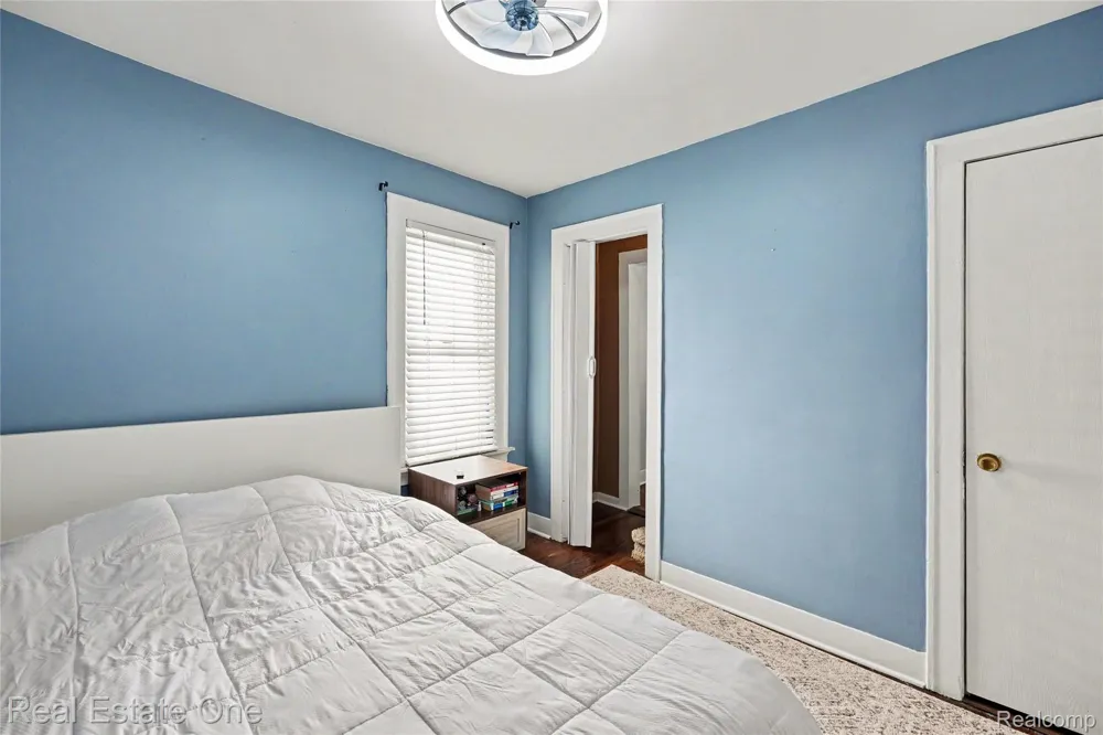 2073 Roslyn Road Grosse Pointe Woods City, MI 48236