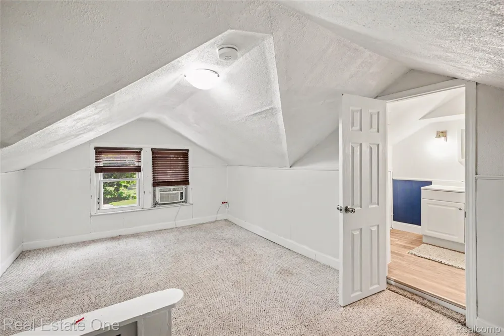 2073 Roslyn Road Grosse Pointe Woods City, MI 48236