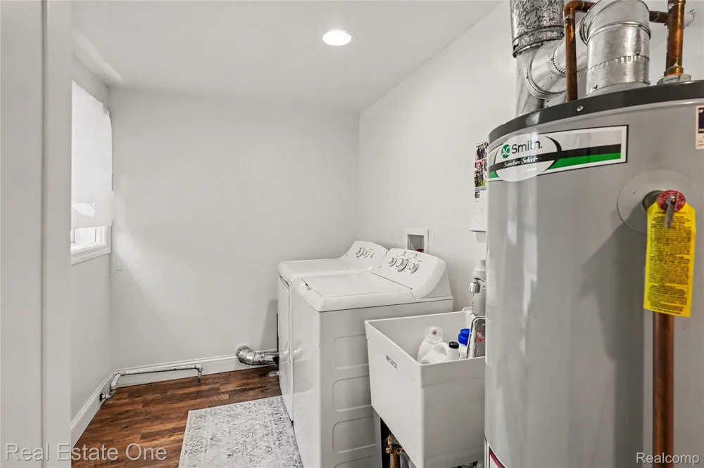 2073 Roslyn Road Grosse Pointe Woods City, MI 48236