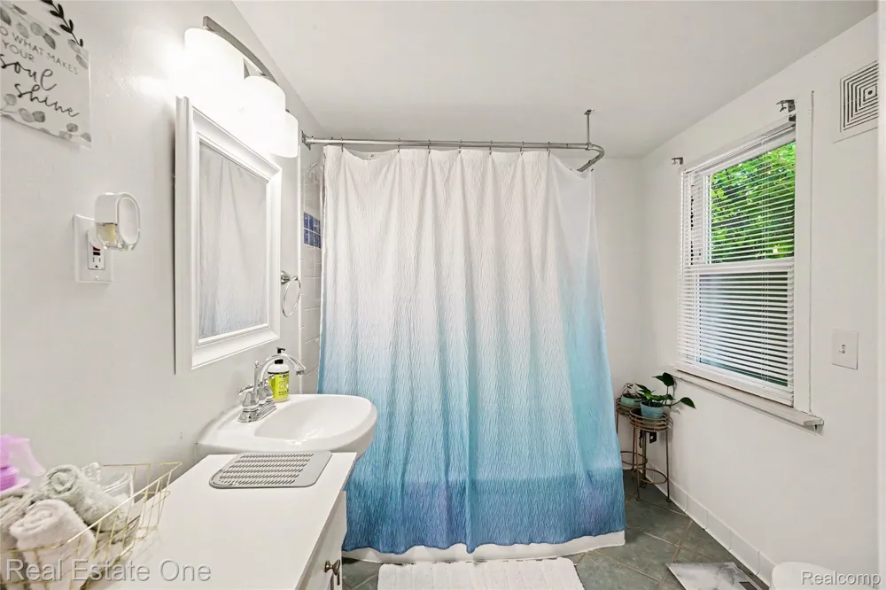2073 Roslyn Road Grosse Pointe Woods City, MI 48236