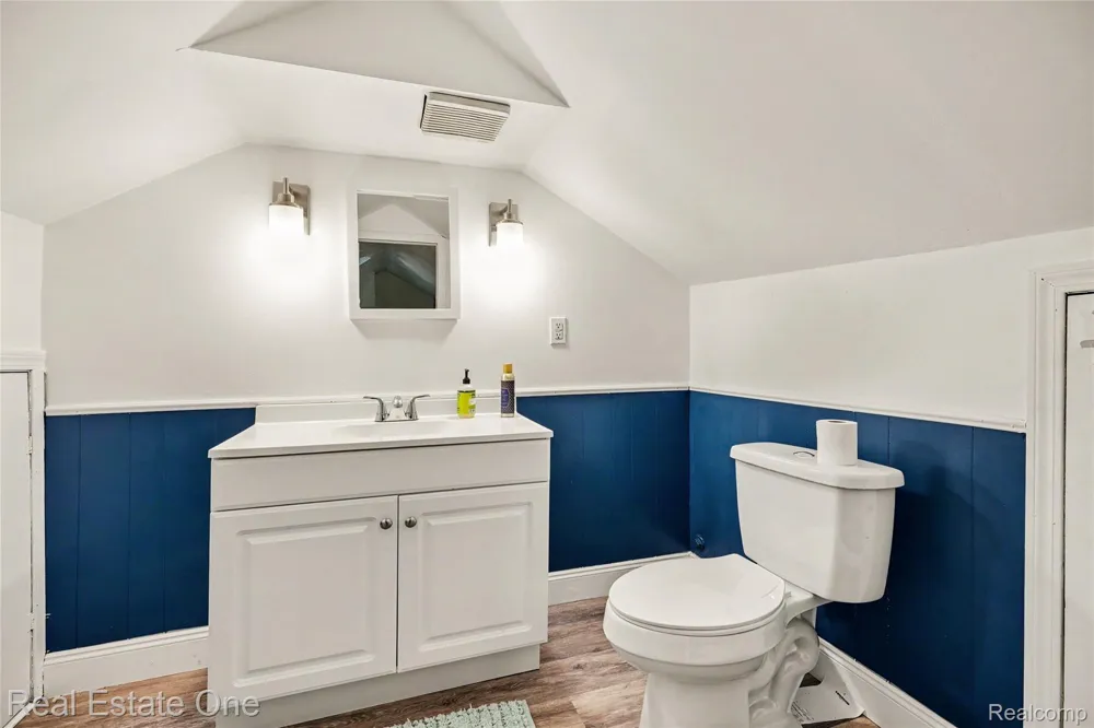 2073 Roslyn Road Grosse Pointe Woods City, MI 48236