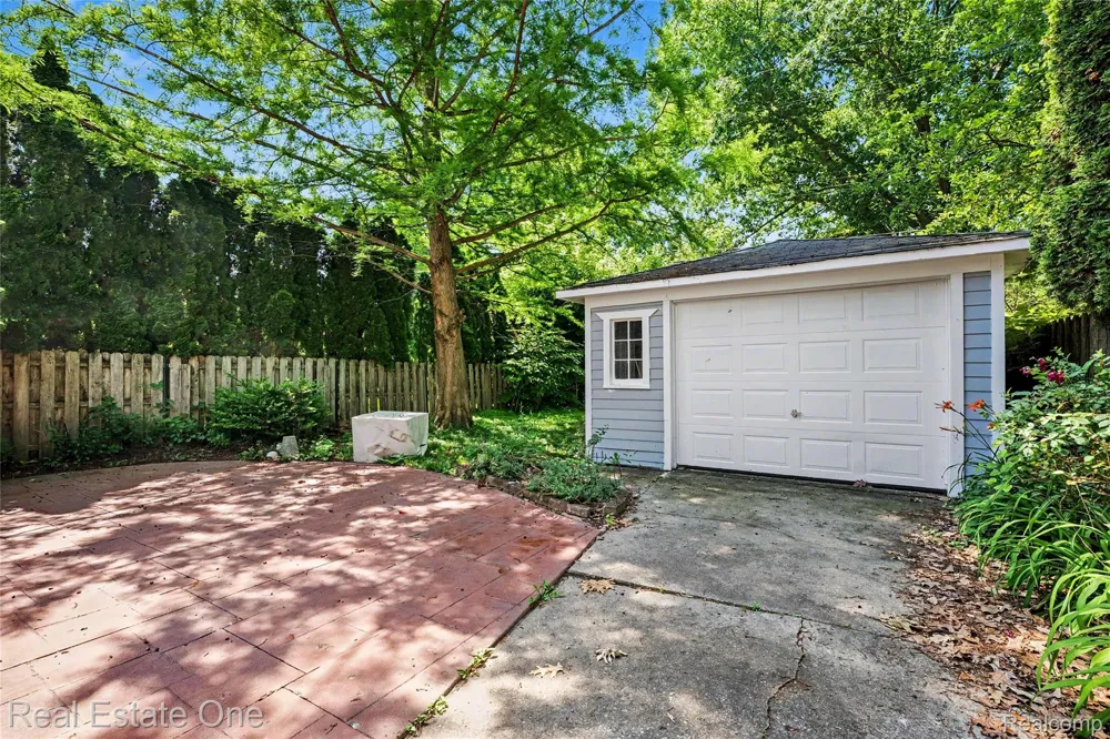 2073 Roslyn Road Grosse Pointe Woods City, MI 48236