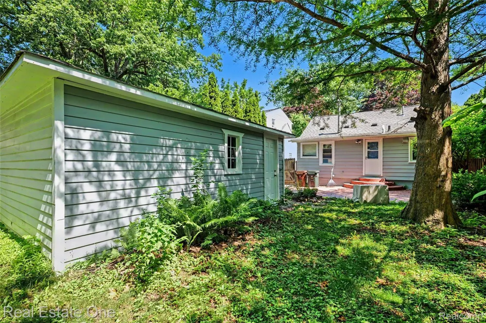 2073 Roslyn Road Grosse Pointe Woods City, MI 48236
