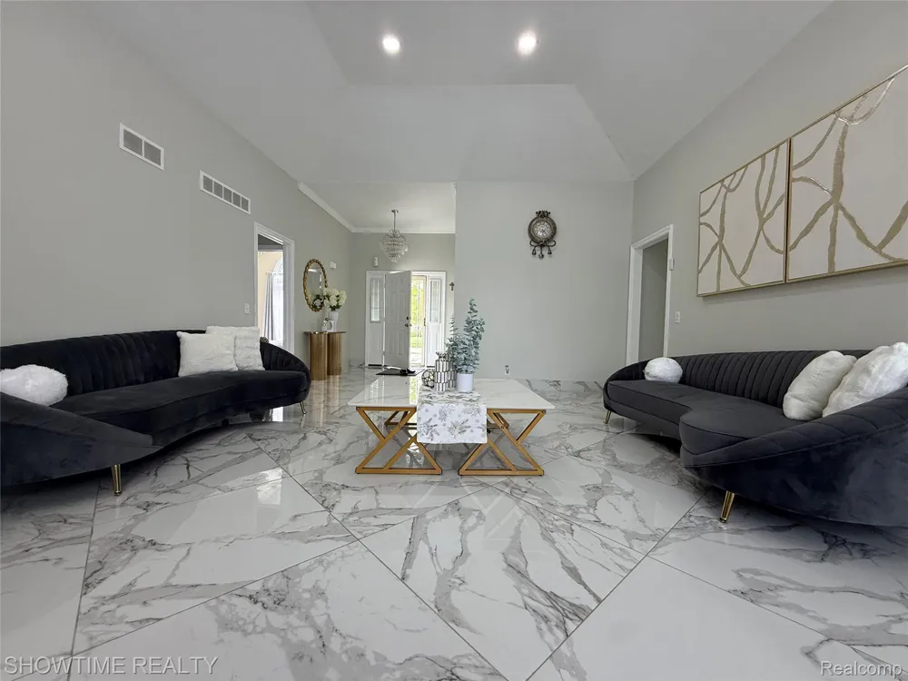 21523 Mackenzie Drive Macomb Township, MI 48044