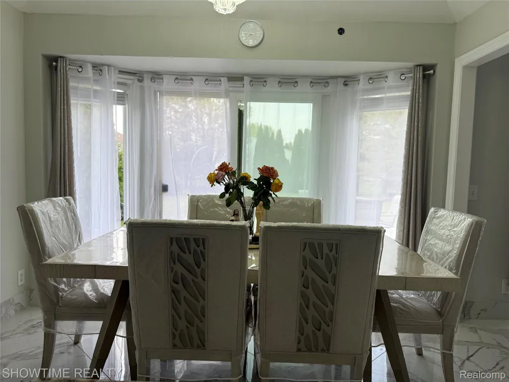 21523 Mackenzie Drive Macomb Township, MI 48044