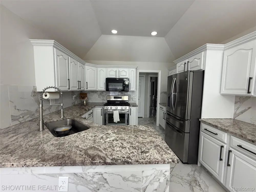 21523 Mackenzie Drive Macomb Township, MI 48044