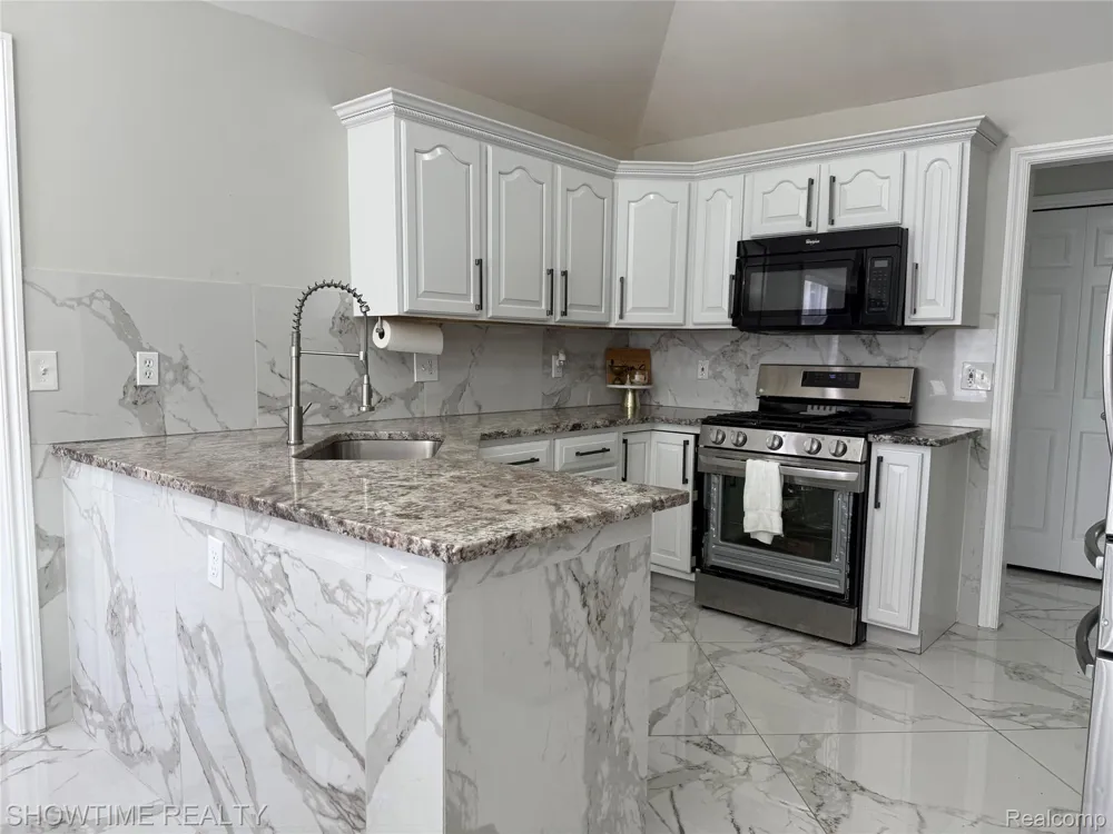 21523 Mackenzie Drive Macomb Township, MI 48044