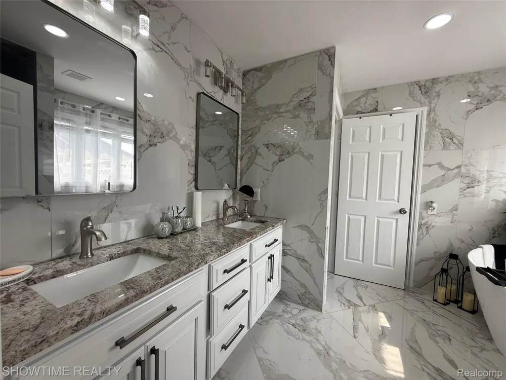 21523 Mackenzie Drive Macomb Township, MI 48044