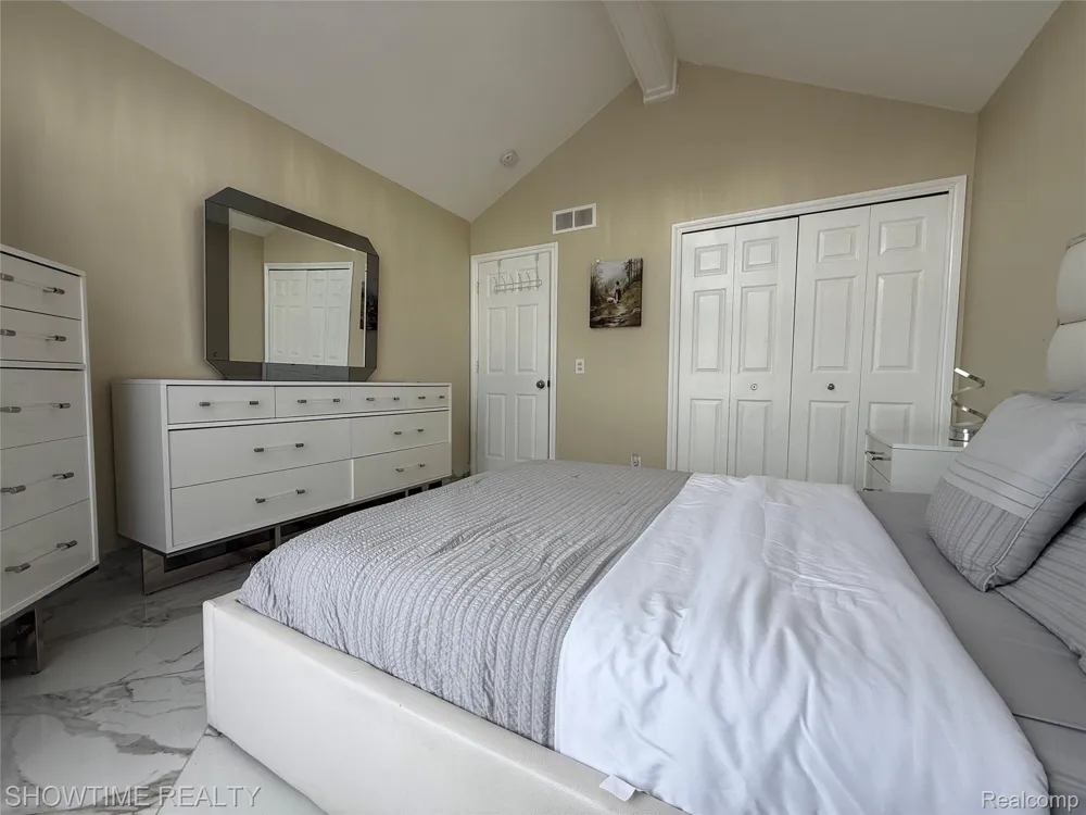 21523 Mackenzie Drive Macomb Township, MI 48044