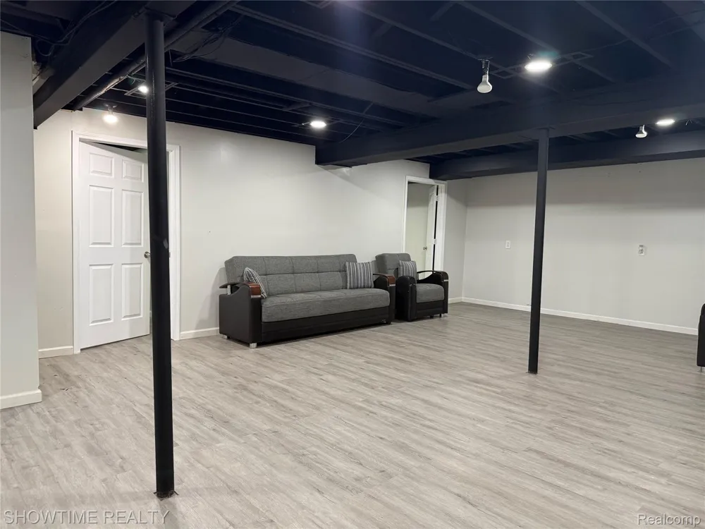 21523 Mackenzie Drive Macomb Township, MI 48044