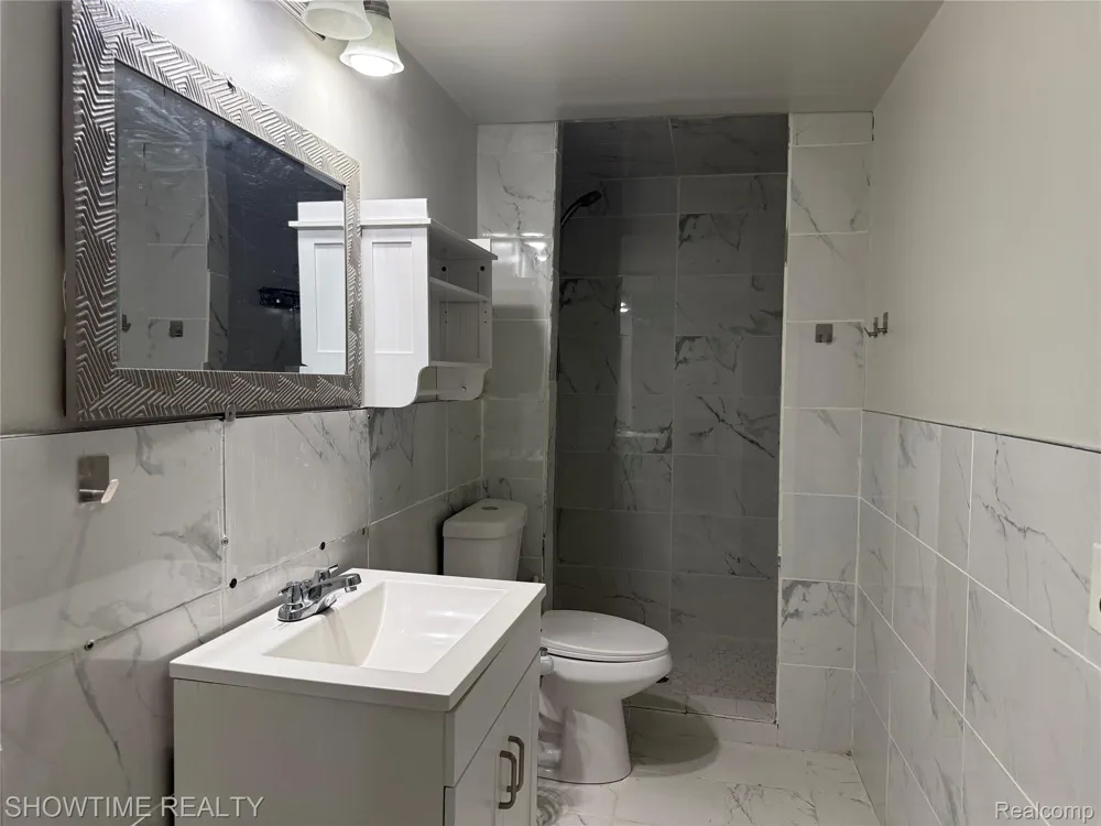 21523 Mackenzie Drive Macomb Township, MI 48044